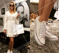 Parece um tênis comum, mas não é: veja o calçado de "pérolas" de Ana Hickmann