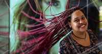 Mulheres descobrem a beleza de manter os cabelos naturalmente crespos