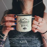 Esmalte azul é perfeito pra quem quer um look divertido!