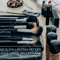 Pincéis sujos podem gerar proliferações de bactérias, alergias na pele e até a aparição da indesejada acne, por isso é importantíssimo lembrar de lavar seu material a cada duas semanas! #Dica #Make #Pincéis