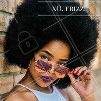 Seu cabelo é cacheado e vive com frizz? O temido arrepiado costuma aparecer quando a estrutura do fio está danificada. Uma das dicas é substituir o pente de plástico pelo de madeira! #Dica #Frizz #Cabelo #CabeloCacheado #CabeloAfro #Hair #AfroHair #BlackPower #MulheresNegras #CabelosLindos