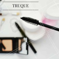 É sempre bom lembrar que os cílios devem ser curvados e receber a máscara depois que toda a maquiagem do olho estiver finalizada, pois com os cílios curvados a aplicação de outros produtos para os olhos (sombra, lápis e delineador) se torna mais difícil. Anote a dica! #Dica #Makeup #Maquiagem #Rímel #Ahazou