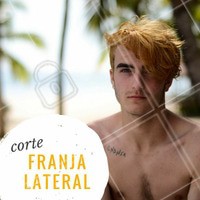 As laterais curtas e a franja jogada para um lado. Esse corte está super em alta, pois combina com a maior parte dos formatos de rostos. #corte #barbearia #masculino #homens