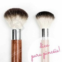 Pincéis para blush: Use-o com movimentos circulares sobre as maçãs, quando a intenção for conquistar um efeito mais suave. #Maquiagem #AmoMaquiagem #Ahazou