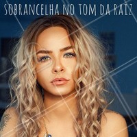 Para quem tem o cabelo tingido e está em dúvida sobre o tom da sobrancelha, se inspire nesse estilo em que as sobrancelhas seguem a cor da raiz do cabelo. O que vocês acham? #inspiração #sobrancelha #cor