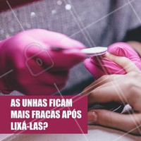 A resposta é que lixar as unhas ajuda a fortalecê-las! Observação: É importante ter cuidado com as unhas lixadas no formato quadrado, pois elas podem quebrar mais facilmente por causa das pontinhas que ficam mais vulneráveis nas laterais. #Unhas #Nails #Manicure #Ahazou #Lixas #Unha #Manicures #Beleza #NailArt #DicaDeManicure