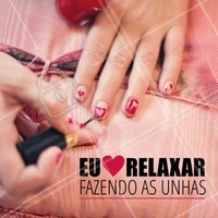 Aquele momento para relaxar e ainda deixar as unhas glamurosas! #Manicure #Unhas #Nails #NailArt