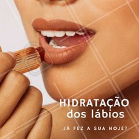 A descamação dos lábios é o sinal evidente de que é preciso tratar a desidratação. Por isso, a solução é: hidratar os lábios todos os dias! Você pode usar um protetor labial, ou até mesmo um batom hidratante. #Lábios #Batom #Hidratação #HidrataçãoLabial #Maquiagem