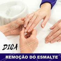 Passe óleo secante nas unhas, principalmente nos cantinhos (passe com abundância mesmo). Aguarde 1 minuto e passe algodão com removedor de esmaltes/acetona (sem excesso). Pronto, os resíduos que costumam ficar nos cantos das unhas sairão facilmente. Troque o algodão para cada unha. #Unha #Manicure #Esmalte