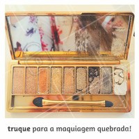 Derrubou a sua sombra e ela se partiu inteira? Não desespera que temos um truque para resolver esse desastre! Junte os pedaços que sobraram e coloque tudo de volta na embalagem original. Dê uma borrifada de perfume ou álcool 70% por cima da sombra. Com a ajuda de uma espátula vá apertando a sombra, até formar uma pasta homogênea. Pegue um papel toalha e pressione a sombra para tirar o excesso do líquido. Deixe a embalagem aberta, descansando até ficar bem sequinho. Prontinho, sua sombra está inteira de novo! #sombra #maquiagem #truque #quebrado