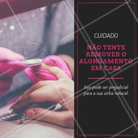 Da mesma forma que apenas um especialista em unhas pode fazer o alongamento, a técnica pode se mostrar prejudicial para as unhas, caso tentem remover em casa. Isso pode danificar a aparência e qualidade das unhas verdadeiras que estão por baixo. Por isso não deixe de voltar no profissional para que o alongamento seja removido, pois o que estraga as unhas, não é o tempo de uso, nem o produto utilizado, mas a maneira de retirar. #alongamentodeunha #amo #unhas #ahazou