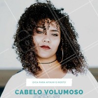 Quanto mais liso o cabelo, mais destaque para o rosto. Por isso, se você está querendo dar a impressão de um rosto mais fino e tirar um pouco a atenção dessa área, aposte em fios ondulados e repicados. #cabelo #dica #ondulado #rosto