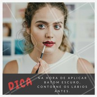 As cores mais escuras de batom são mais fáceis aparecerem os erros, caso não seja perfeitamente aplicado. O truque é fazer o contorno dos lábios antes de aplicar na boca inteira para você já predeterminar até onde você pode ir. #dica #batom #maquiagem #lápisdeboca #dicademake
