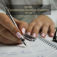 O esmalte nude continua o queridinho nos dias frios, assim como os tons de marrons mais fechados.
#nude #ahazou #marrom #tendencia #outonoinverno #unhas