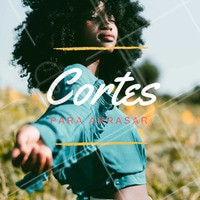 Você, que tem cabelo afro e está pensando em cortar as madeixas, escolha uma técnica de corte que valorize a textura dos seus cachos! Opte por um corte com as pontinhas repicadas, um corte em camadas. Se joga que é sucesso! #cachos #ahazoucabelo #cacheada #afro #afrohair #cortedecabelo #ahazou