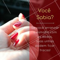 Sabe aquela hora em você está distraída e começa a tirar o esmalte com os dedos?
Então, isso pode prejudicar muito as unhas!
Elas tem uma camada bem fina de proteção e ao raspar o esmalte da unha, você pode removê-la. Dessa forma as unhas acabam enfraquecendo e podem até apresentar ondulações. #unha #ahazou #esmalte #manicure