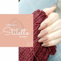 Aposte na tendência das unhas stiletto com seu formato pontudo para aderir a moda! O tom de bege combina com o estilo. #manicure #ahazou #tendencia #moda #unhasstiletto