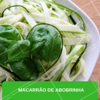 Vocês já experimentaram o macarrão de abobrinha? São abobrinhas cozidas, cortadas em tirinhas, como se fosse um espaguete. É mais saudável, fitness, fácil de fazer, e fica uma DELÍCIA com qualquer combinação de molho. #macarrao #abobrinha #receitas #ahazou #gastronomia #alimentacao #delicia #fitness #saudavel #healthfood