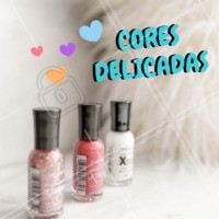 As cores mais claras e delicadas estão em alta! Se quiser ousar, aposte em um tom clarinho com glitter em uma das unhas. Vai dar um toque super especial <3 #unhas #nails #ahazou #manicure #pedicure #glitter #cores #tonsclaros