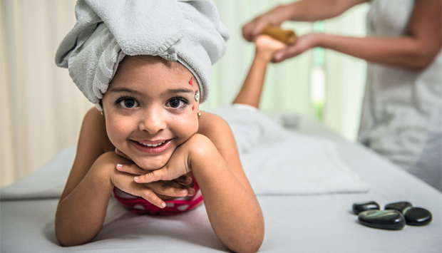 beneficio da massagem na infância durante as aulas práticas foram realizado um dia de princesinha onde crianças filhas das alunas eram as modelos do dia D. infantil esteticista
