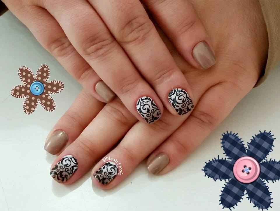 Unhas Decoradas Esmaltação Nude + Degradê com Branco e nude + Carimbada. unha manicure e pedicure