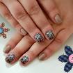 Unhas DecoradasEsmaltação Nude + Degradê com Branco e nude + Carimbada.