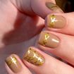 Unhas DecoradasUnhas Esmaltadas em Nude + Carimbada Dourada.