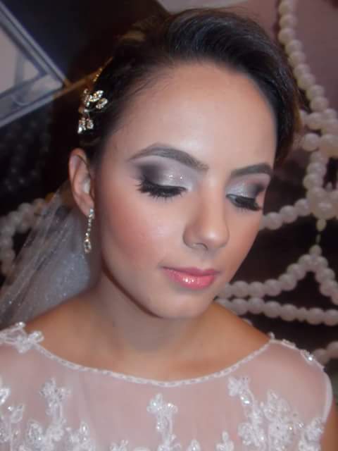 Maquiagem de noiva Make clássica com olhos em preto esfumado e batom rosado suave.  maquiador(a) designer de sobrancelhas auxiliar cabeleireiro(a)
