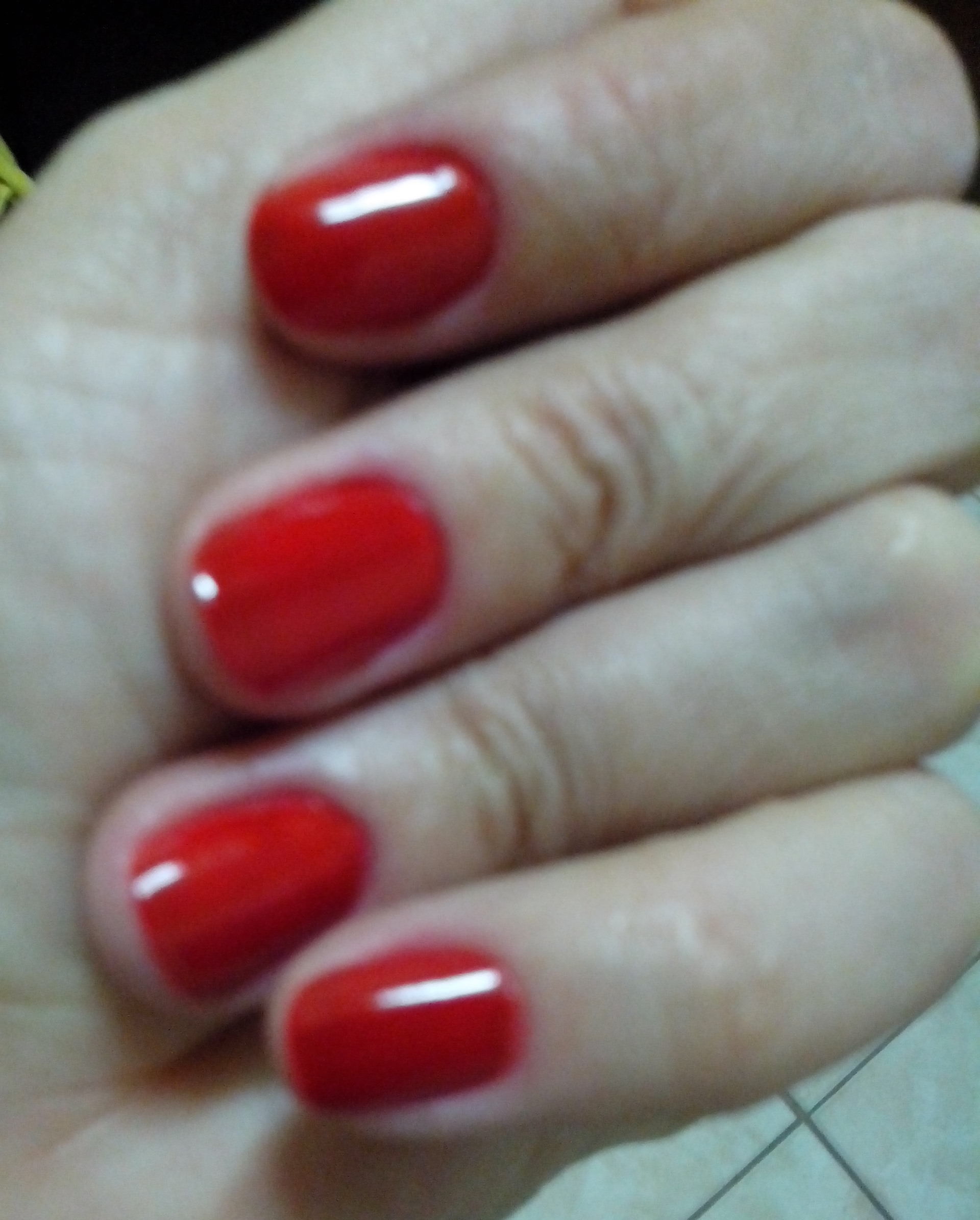 Vermelho intenso Após cortar,lixar,cutilar,passei base e na sequência duas demãos do esmalte Gabrielle da colorama.extra brilho finaliza. manicure e pedicure recepcionista secretário(a)
