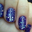 Azul holográficoApós cortar,lixar e cutilar,passei 2 demão 
do esmalte azul-hortensia da risque,na sequência, uma demão de esmalte holográfico.