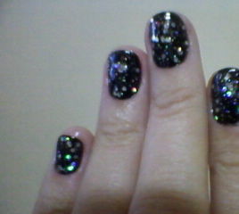 Preto fantastico Após, cortar,lixar e cutilar,passei duas demãos do esmalte black,colorama,e na sequência, uma demão do esmalte holográfico. extra brilho finaliza o trabalho. manicure e pedicure recepcionista secretário(a)