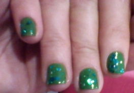Verde flocado Após, cortar,lixar,e cutilar, passei duas demãos,do esmalte verde-palmeira,e na sequência, passei uma demão de esmalte flocado. manicure e pedicure recepcionista secretário(a)