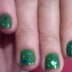 Verde flocadoApós, cortar,lixar,e cutilar, passei duas demãos,do esmalte verde-palmeira,e na sequência, passei uma demão de esmalte flocado.