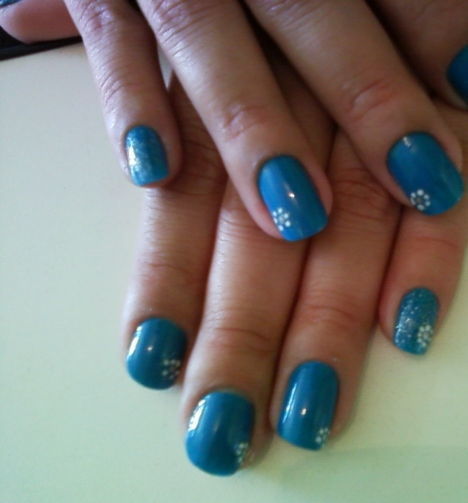 Azul delicado com florzinha Após, cortar,lixar,e cutilar,passei  duas demãos do esmalte azul royal da impala,e no canto superior de cada unha delicada florzinha feita com esmalte pétala branca,da colorama.extra brilho finaliza este trabalho. manicure e pedicure recepcionista secretário(a)