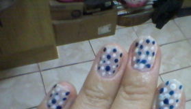 Pingos coloridos Após, lixar,cortar e cutilar,passei uma demão do esmalte renda,da risque. Na
sequência, usando palito,fiz pingos brancos e azuis,de tamanhos variados.
Extra brilho finaliza, este trabalho. manicure e pedicure recepcionista secretário(a)