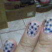Pingos coloridosApós, lixar,cortar e cutilar,passei uma demão do esmalte renda,da risque. Na
sequência, usando palito,fiz pingos brancos e azuis,de tamanhos variados.
Extra brilho finaliza, este trabalho.