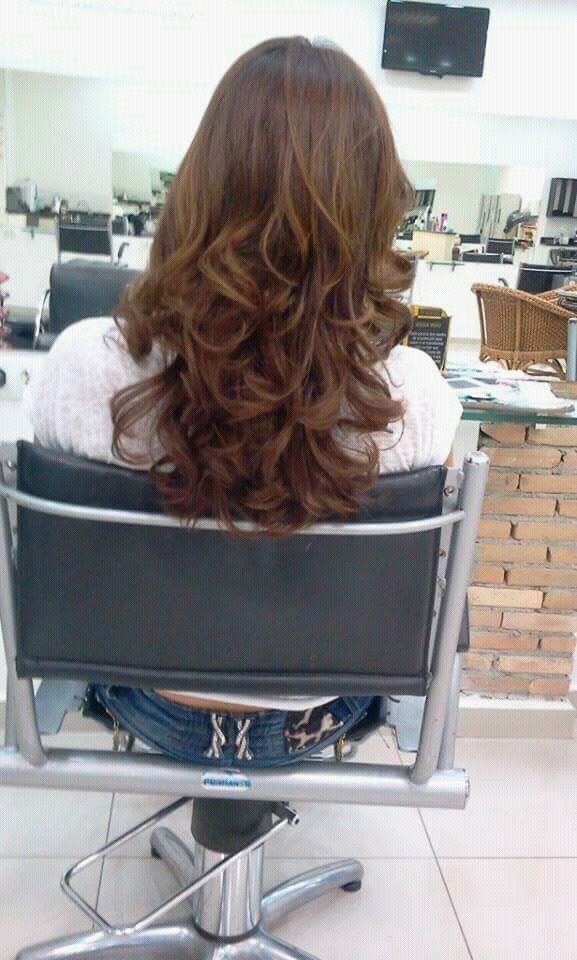 corte em camadas,com tom acobreado 