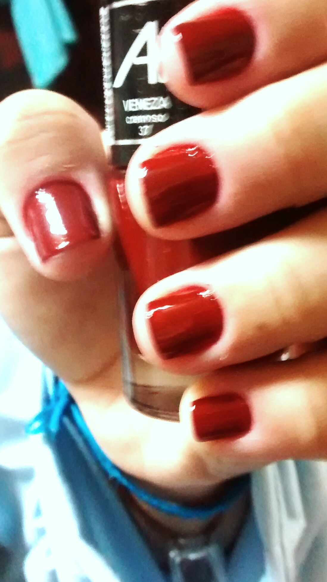 Vermelho-vinho Após, cortar,lixar e cutilar,passei 2 demãos do esmalte Veneza, da  Anita.extra brilho finaliza este trabalho. manicure e pedicure recepcionista secretário(a)