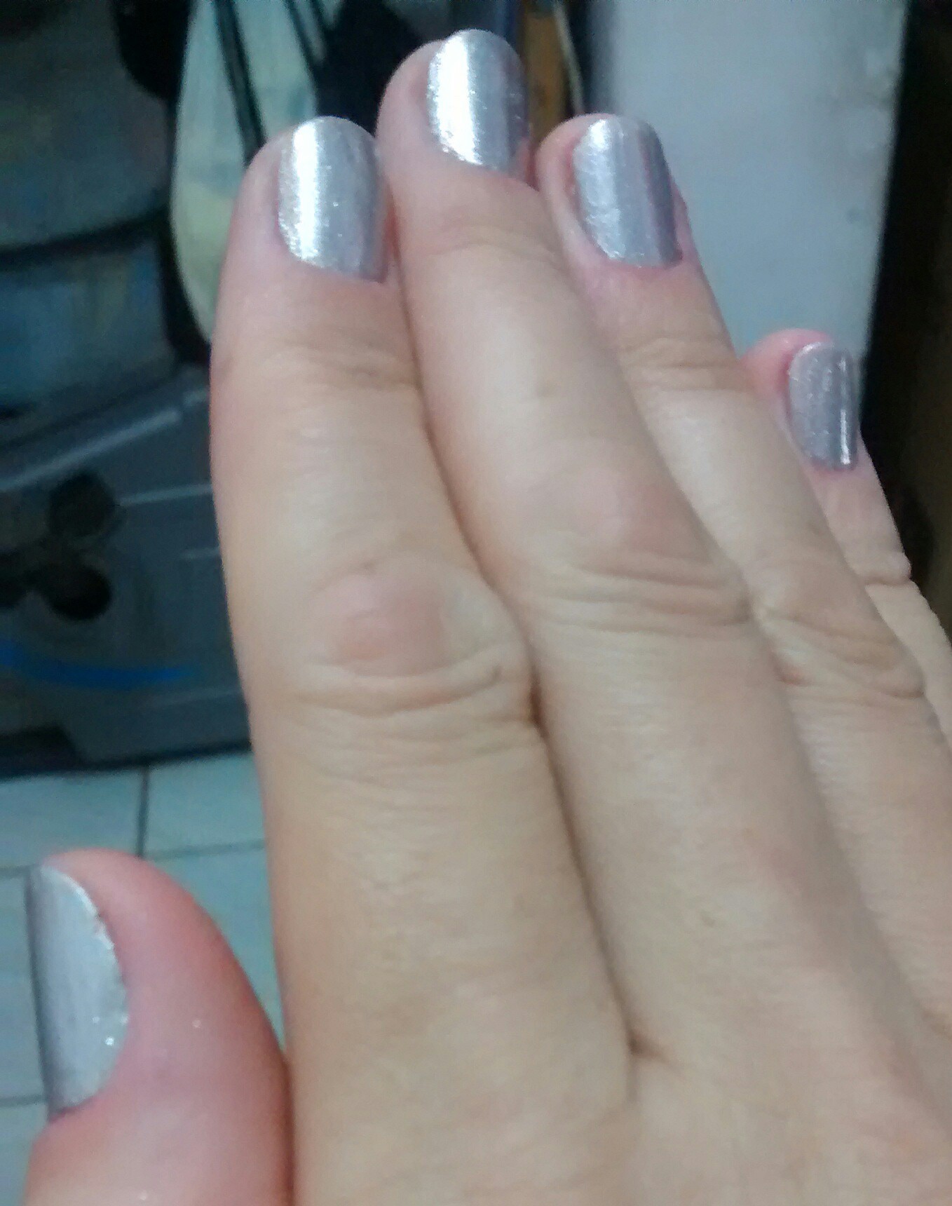 Prata na direita Após cutilar, passei duas demãos do esmalte prata da top at.extra brilho finaliza este trabalho.do manicure e pedicure recepcionista secretário(a)