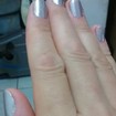 Prata na direitaApós cutilar, passei duas demãos do esmalte prata da top at.extra brilho finaliza este trabalho.do