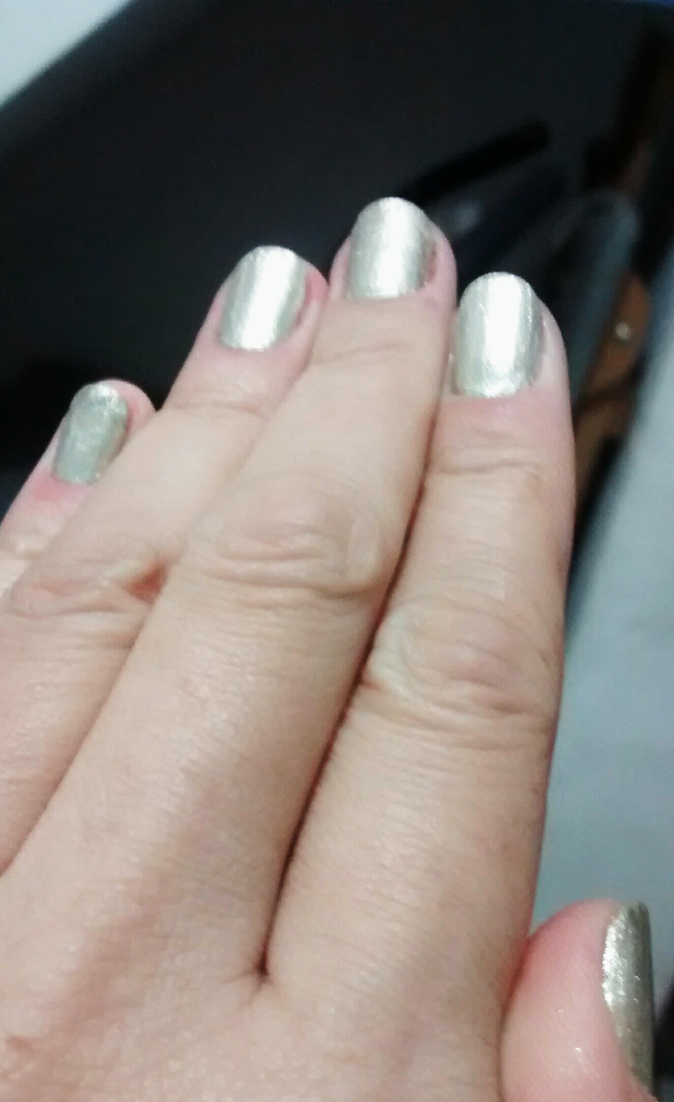 Champagne na direita Após cutilar,passei duas demãos do esmalte champagne, da Anita. extra brilho,finaliza este trabalho. manicure e pedicure recepcionista secretário(a)