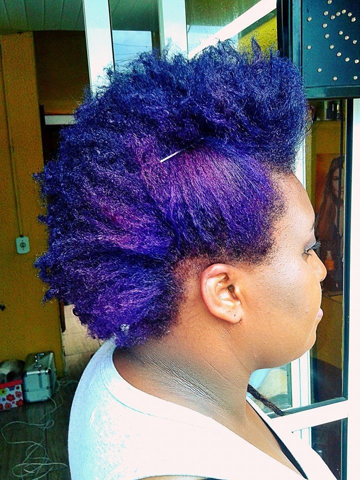 Descoloração e Coroloração Descoloração, coloração violet, Hidratação e finalização afro maquiador(a) auxiliar cabeleireiro(a)