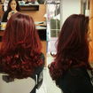 Cabelo com iluminação vermelharealizado luzes no topo e em seguida coloração vermelha em todo o cabelo para dar o efeito iluminado.