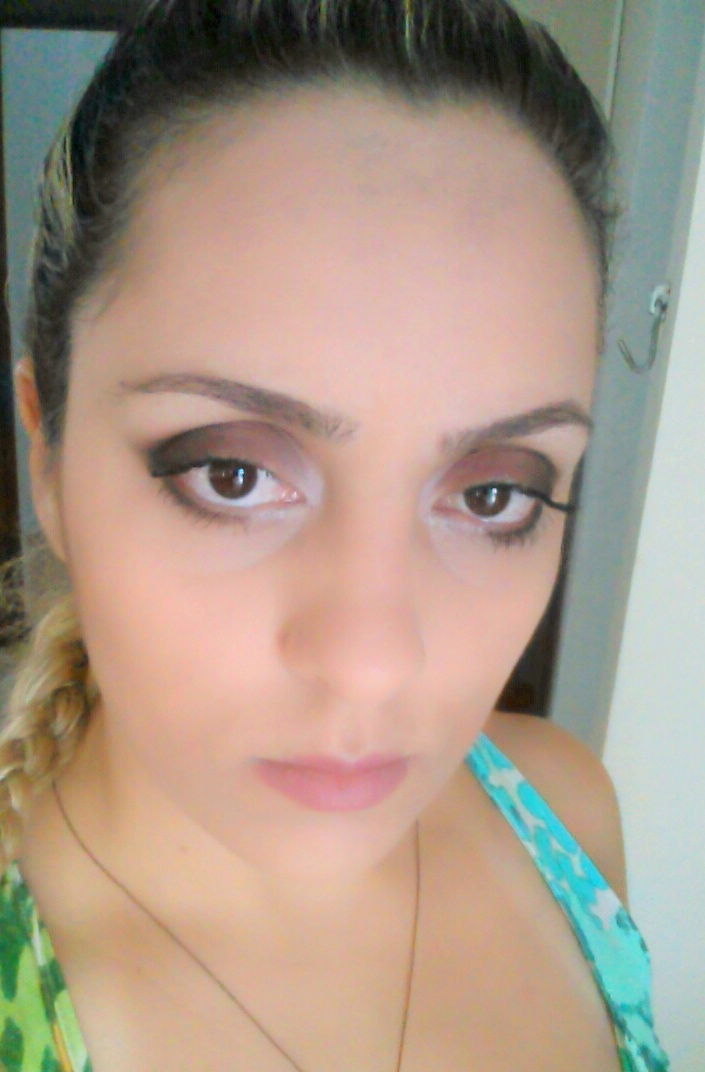 Muito prazer! Eu sou a Jô Camargo Esta minha maquiagem e super básica e simples de fazer. Uma pele bem feita com base de alto cobertura, um pó para tirar o brilho, um blush no tom de pêssego para dar um ar de saúde, e nos olhos os tons de marrom, que podem ser usados tanto durante o dia, no trabalho, ou se combinado com uma máscara para olhos de aumento de volume também pode ser usado a noite para um jantar ou ate uma baladinha! Na boca um batom rosado quase cor de boca para completar a make. se for usada a noite pode colocar um batom vermelho, dar um ar mais romântico. maquiador(a)