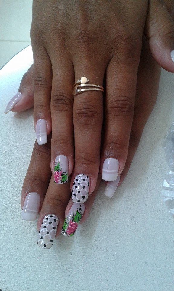francesinha branca, dia-a-dia, flor rosa, decorada unhas  manicure e pedicure manicure e pedicure