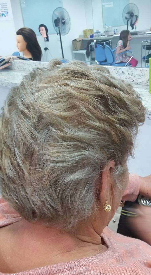 luzes platinada  cabeleireiro(a)