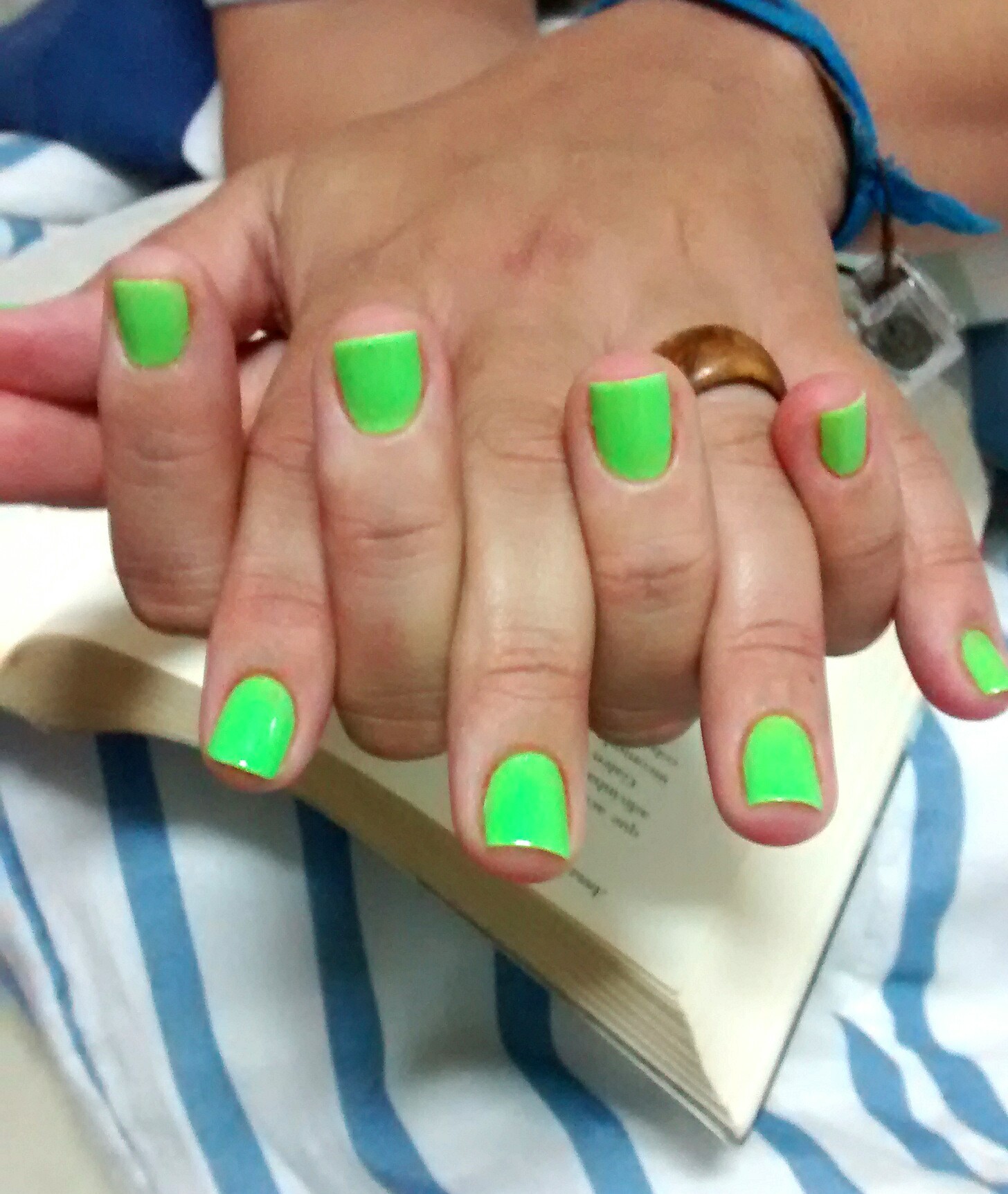 Verde florescente Após, lixamento e cutilagem,passei uma demão de base fortalecedora, e na sequência, passei duas demãos de esmalte verde-florescente.extra brilho finaliza o trabalho. manicure e pedicure recepcionista secretário(a)