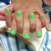 Verde florescenteApós, lixamento e cutilagem,passei uma demão de base fortalecedora, e na sequência, passei duas demãos de esmalte verde-florescente.extra brilho finaliza o trabalho.