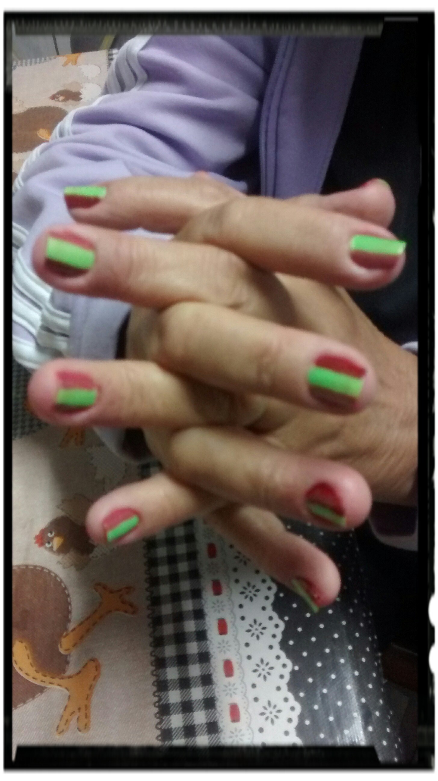 Unha tricolor Após corte,lixamento, e cutilagem, passei uma demão de base fortalecedora,e na sequência, fiz na unha a pedido da cliente, três faixas de esmaltes diferentes, sendo verde-florescente no centro ,Vermelho-vinho no canto esquerdo e rosa escuro  no canto oposto. Finalizei com esmalte gliterizado e extra brilho. manicure e pedicure recepcionista secretário(a)