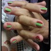 Unha tricolorApós corte,lixamento, e cutilagem, passei uma demão de base fortalecedora,e na sequência, fiz na unha a pedido da cliente, três faixas de esmaltes diferentes, sendo verde-florescente no centro ,Vermelho-vinho no canto esquerdo e rosa escuro  no canto oposto. Finalizei com esmalte gliterizado e extra brilho.